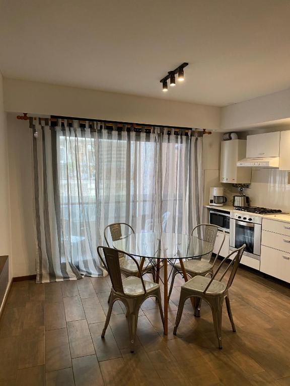 Monoambiente completo en zona centro, a 200 metros del rio